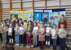 Wszyscy laureaci konkursu na tle swoich prac.