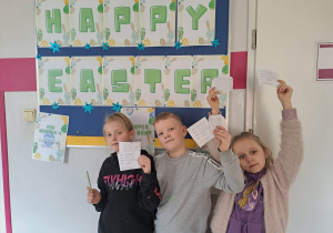 Uczniowie podczas Easter egg hunt.