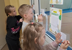 Uczniowie podczas Easter egg hunt.