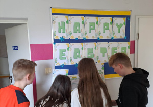 Uczniowie podczas Easter egg hunt.