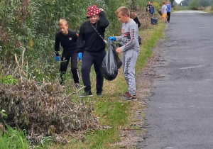 Klasa IV podczas akcji "Sprzątanie Świata"