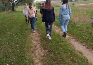 Klasa VI podczas akcji "Sprzątanie Świata"