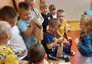 Dziewczynki wręczają chłopcom prezenty