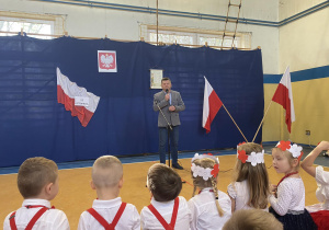 Pan dyrektor Grzegorz Wołąkiewicz dziękuję uczniom za udział w obchodach Święta Niepodległości.