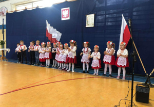 Oddział przedszkolny „Smerfy” podczas „Festiwalu pieśni patriotycznej”.