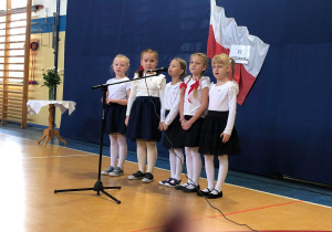 Klasa 1 podczas „Festiwalu pieśni patriotycznej