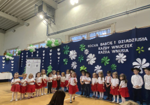 Oddział przedszkolny „Smerfy” w czasie przedstawienia z okazji Dnia Babci i Dziadka