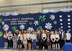 Uczniowie klas 1-3 w czasie przedstawienia z okazji Dnia Babci i Dziadka