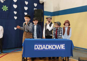 Uczniowie klas 1-3 w czasie przedstawienia z okazji Dnia Babci i Dziadka