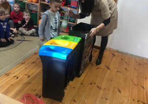 Chłopiec segreguje śmieci
