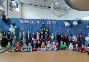Dzieci tuż przed Zabawą Andrzejkowa
