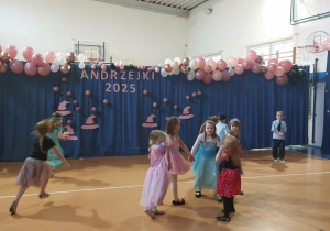 Dzieci tańczą