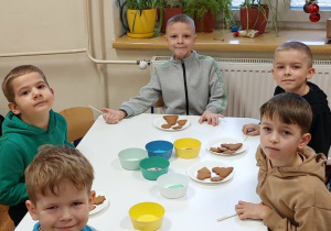 Dzieci podczas dekorowania pierników