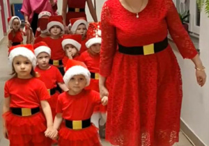 Młodsza grupa przedszkolna tuż przed występem