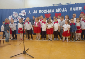Dzieci z oddziału przedszkolnego i klas 1-3 podczas występu z okazji Dnia Mamy.