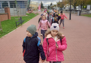 Zdjęcie przedstawia uczestników wyjazdu na spektakl w MDK w Opocznie