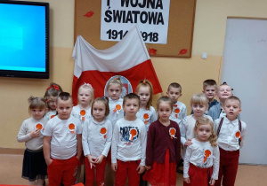 Dzieci na tle flagi Polski.