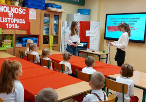 Przedszkolaki podczas lekcji historii.