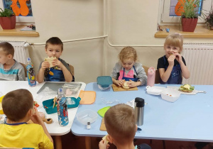 Dzieci jedzą swoje kanapki
