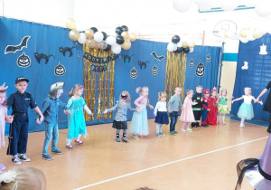 Dzieci tańczą przy dźwiękach ulubionych piosenek.