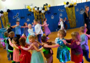 Uczniowie podczas zabawy tanecznej.