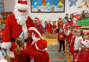 Dzieci tańczą ze Św. Mikołajem