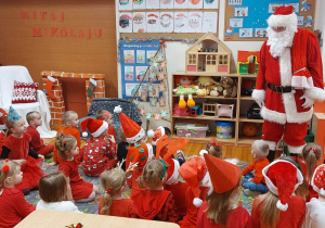 Dzieci podczas wizyty Św. Mikołaja.