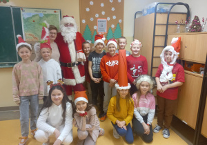 Uczniowie klasy 3 podczas spotkania ze Świętym Mikołajem.