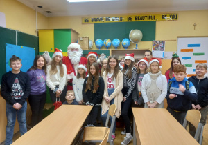 Uczniowie klasy 4 i 5 podczas spotkania ze Świętym Mikołajem