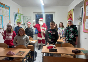 Uczniowie klasy 6 podczas spotkania ze Świętym Mikołajem
