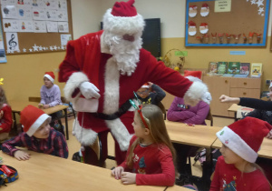 Uczniowie klasy 1 i 2 podczas spotkania ze Świętym Mikołajem