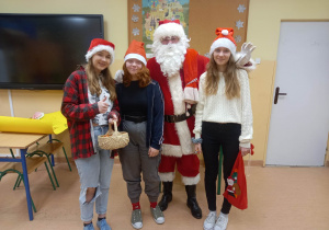 Uczennice z klasy 8 podczas spotkania ze Świętym Mikołajem.