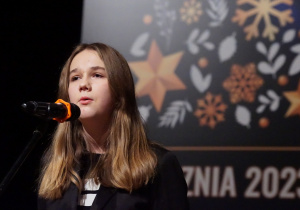 Maja Jasińska z klasy VIII podczas swojego występu