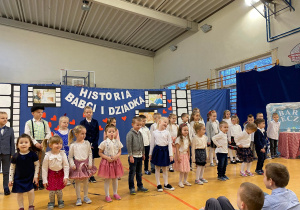 Młodsza grupa przedszkolna 3 i 4 –latków prezentuje układ taneczny.