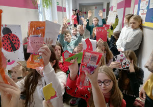 Uczniowie prezentują otrzymane kartki walentynkowe.
