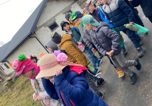 Orszak uczniów szkoły z okazji Pierwszego Dnia Wiosny