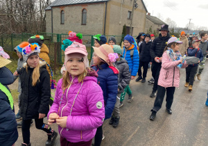 Orszak uczniów szkoły z okazji Pierwszego Dnia Wiosny