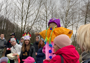 Uczniowie prezentują marzannę.