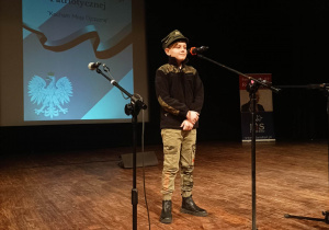 Wiktor Pawlikowski podczas występu na XVIII Regionalnym Konkursie Pieśni i Poezji Patriotycznej.