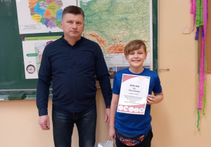 Pełniący obowiązki dyrektora Szkoły Podstawowej w Sielcu pan Grzegorz Wołąkiewicz wręczył nagrodę Wiktorowi za zajęcie III miejsca w konkursie Pieśni i Poezji Patriotycznej.