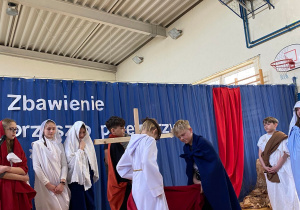 Inscenizacja Drogi Krzyżowej w wykonaniu uczniów.