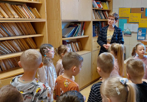 Dzieci słuchają Pani bibliotekarki.