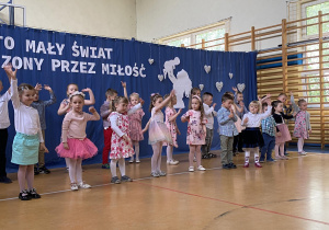 Dzieci z oddziałów przedszkolnych podczas przedstawienia z okazji Dnia Mamy i Taty