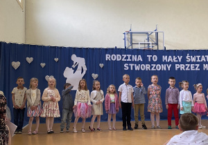 Dzieci z oddziałów przedszkolnych podczas przedstawienia z okazji Dnia Mamy i Taty