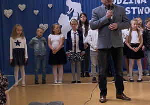 Pan dyrektor Grzegorz Wołąkiewicz składa życzenia rodzicom z okazji Dnia Mamy i Taty.