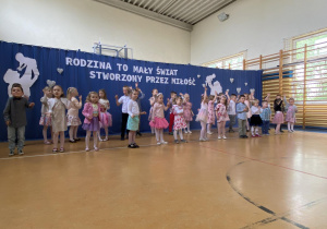 Dzieci prezentują układ taneczny