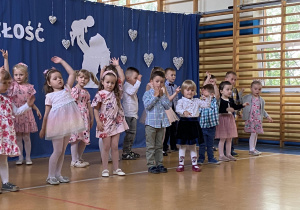 Przedszkolaki wirują w tańcu.