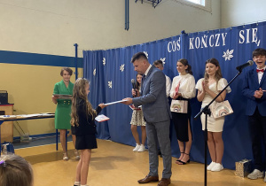 Pan dyrektor Grzegorz Wołąkiewicz wręcza nagrody za wysokie wyniki w nauce