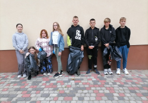 Klasa VII podczas akcji "Sprzątanie Świata"