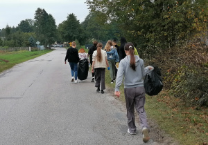 Klasa VII podczas akcji "Sprzątanie Świata"